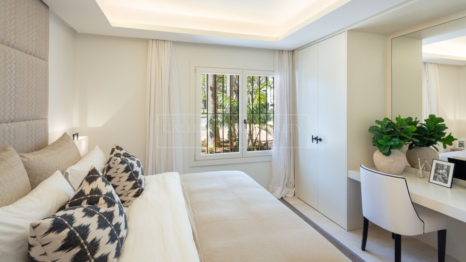Marbella Golden Mile, Stylish luxury apartment in beachfront complex of Puente Romano