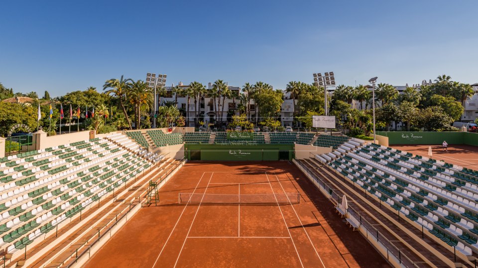Marbella Golden Mile, Stylish luxury apartment in beachfront complex of Puente Romano