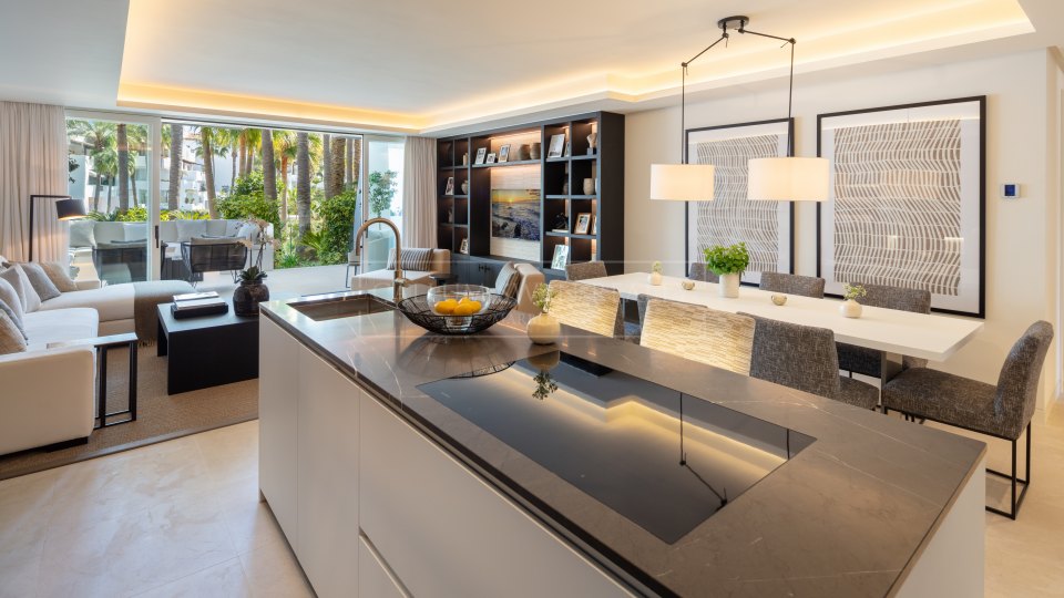Marbella Golden Mile, Stylish luxury apartment in beachfront complex of Puente Romano