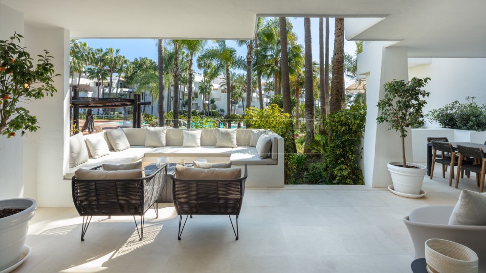 Marbella Golden Mile, Stylish luxury apartment in beachfront complex of Puente Romano