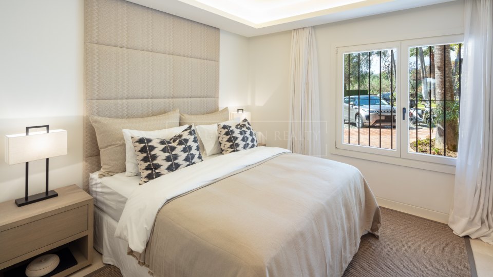 Marbella Golden Mile, Stylish luxury apartment in beachfront complex of Puente Romano