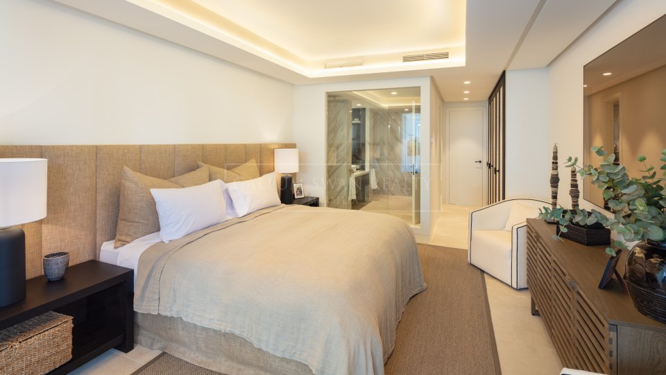Marbella Golden Mile, Stylish luxury apartment in beachfront complex of Puente Romano