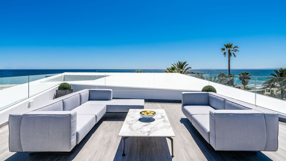 Marbella Est, Villa de luxe en bord de mer à Los Monteros Playa.