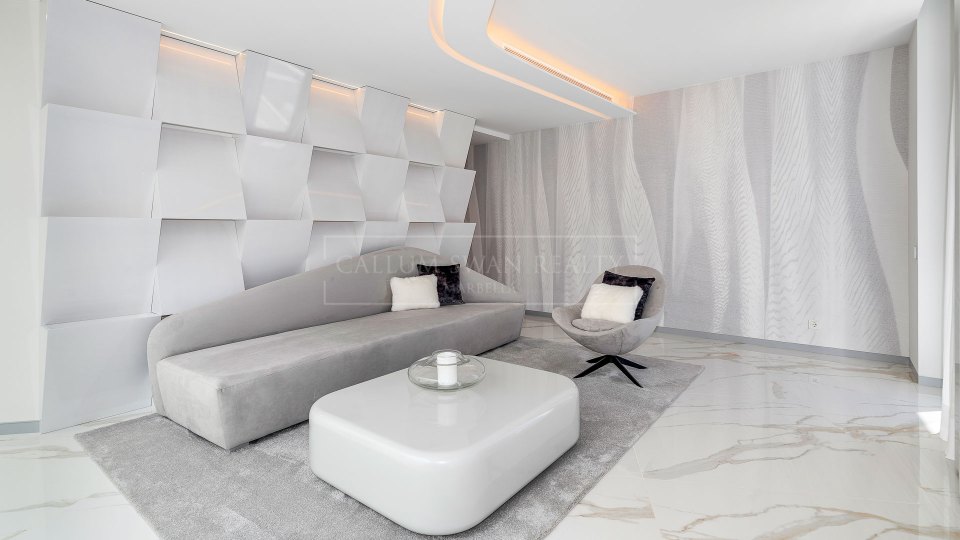 Marbella Est, Villa de luxe en bord de mer à Los Monteros Playa.