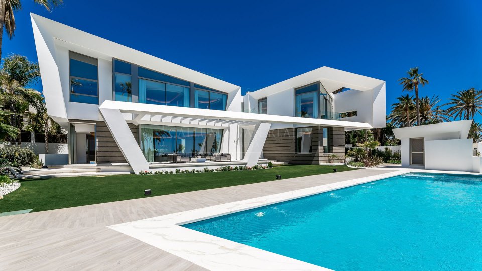 Marbella Est, Villa de luxe en bord de mer à Los Monteros Playa.