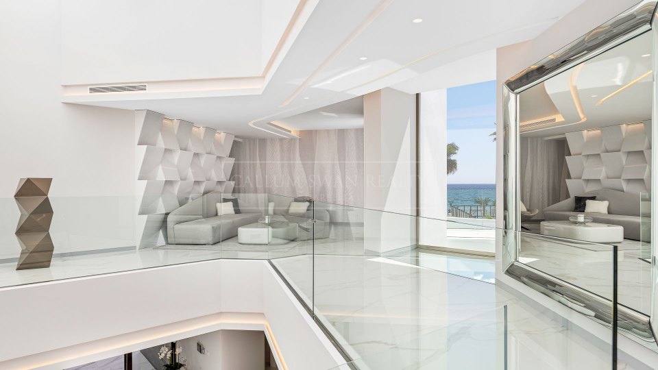 Marbella Est, Villa de luxe en bord de mer à Los Monteros Playa.
