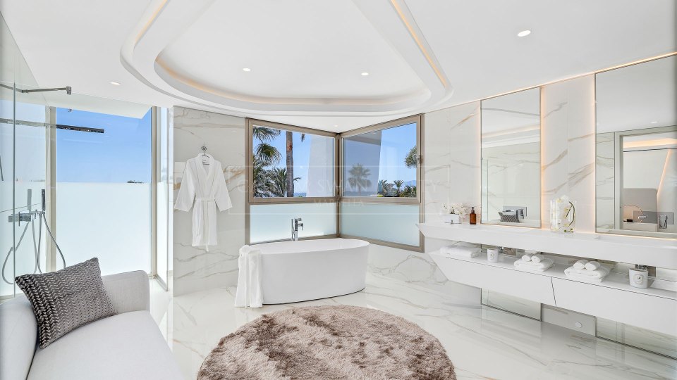 Marbella Est, Villa de luxe en bord de mer à Los Monteros Playa.