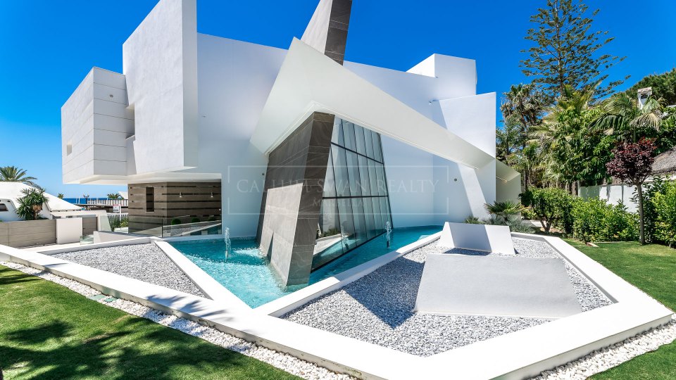 Marbella Est, Villa de luxe en bord de mer à Los Monteros Playa.