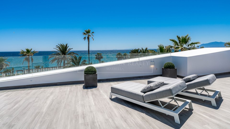 Marbella Est, Villa de luxe en bord de mer à Los Monteros Playa.
