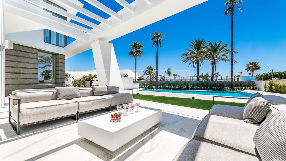 Marbella Est, Villa de luxe en bord de mer à Los Monteros Playa.