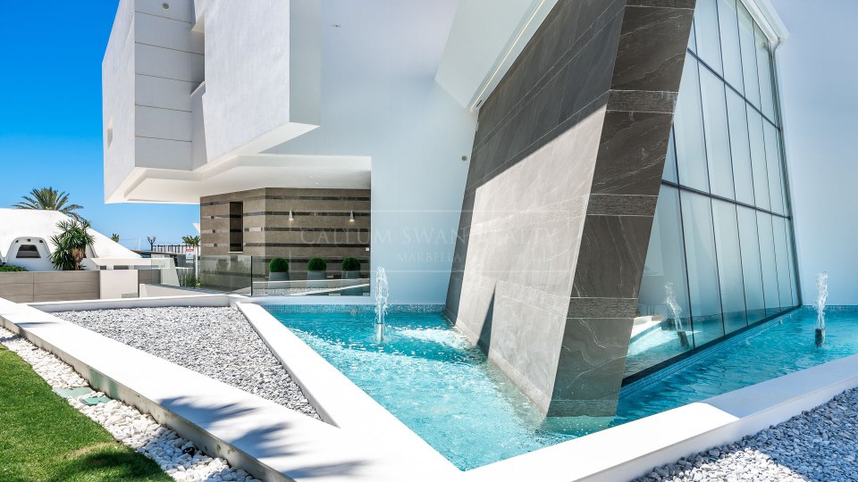 Marbella Est, Villa de luxe en bord de mer à Los Monteros Playa.
