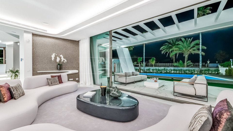 Marbella Est, Villa de luxe en bord de mer à Los Monteros Playa.