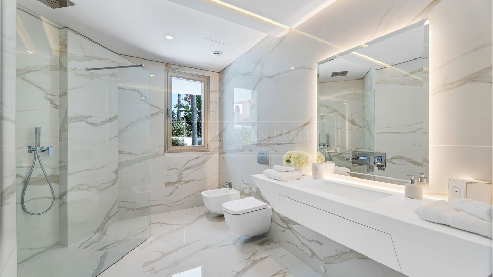 Marbella Est, Villa de luxe en bord de mer à Los Monteros Playa.