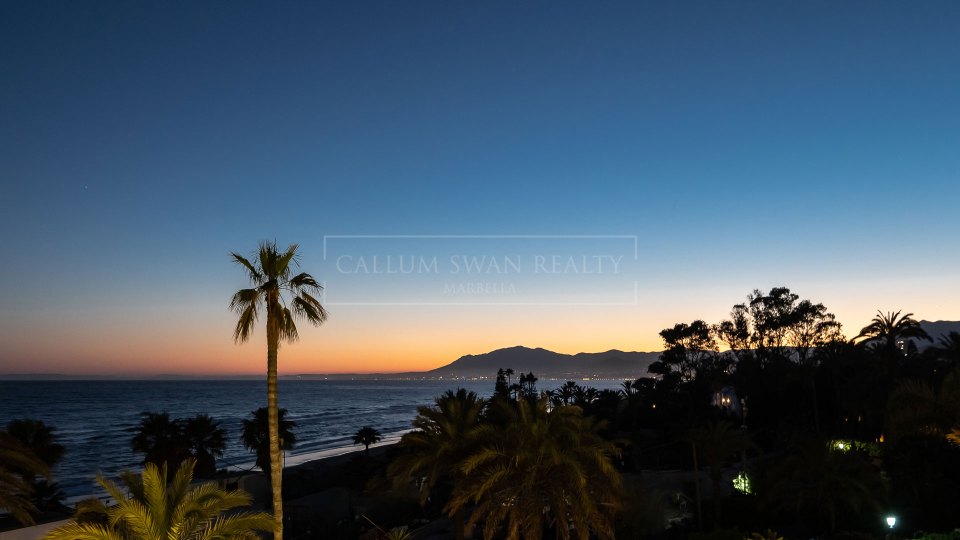 Marbella Est, Villa de luxe en bord de mer à Los Monteros Playa.
