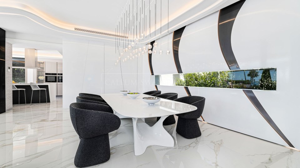 Marbella Est, Villa de luxe en bord de mer à Los Monteros Playa.