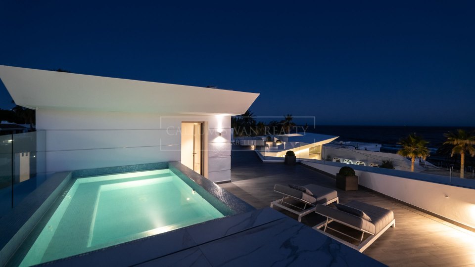 Marbella Est, Villa de luxe en bord de mer à Los Monteros Playa.