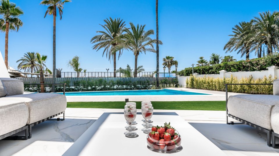 Marbella Est, Villa de luxe en bord de mer à Los Monteros Playa.