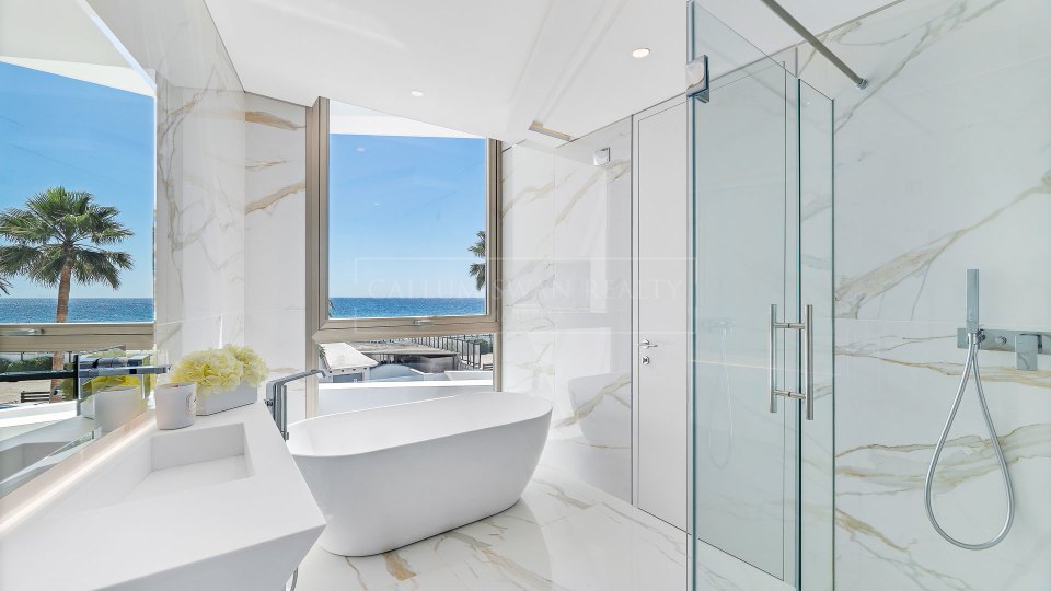 Marbella Est, Villa de luxe en bord de mer à Los Monteros Playa.
