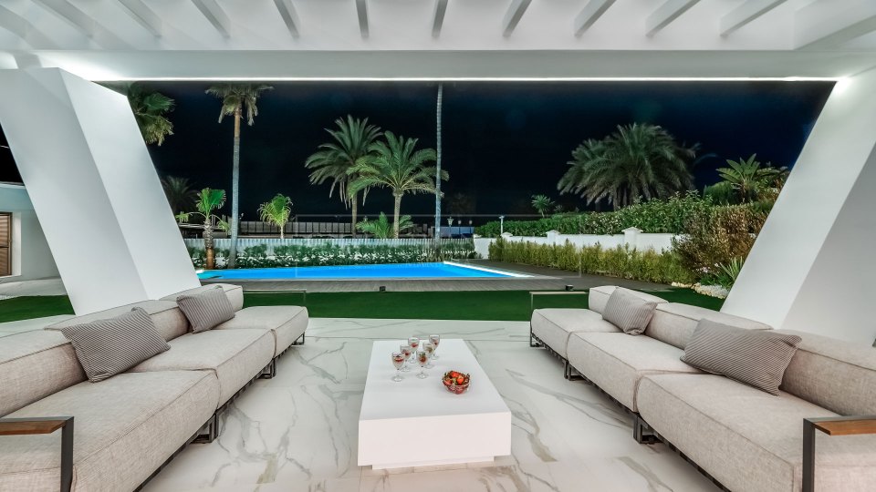 Marbella Est, Villa de luxe en bord de mer à Los Monteros Playa.