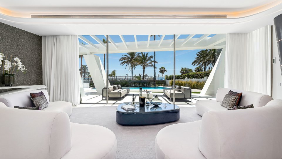 Marbella Est, Villa de luxe en bord de mer à Los Monteros Playa.