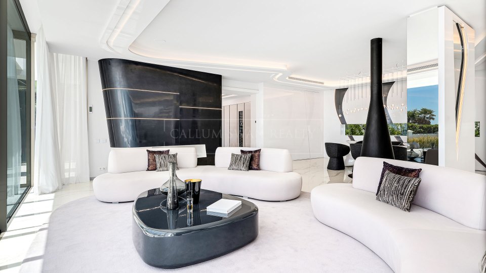 Marbella Est, Villa de luxe en bord de mer à Los Monteros Playa.