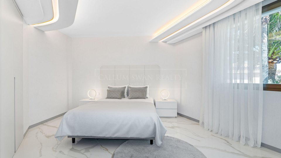 Marbella Est, Villa de luxe en bord de mer à Los Monteros Playa.