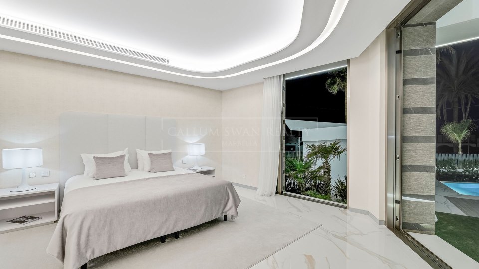 Marbella Est, Villa de luxe en bord de mer à Los Monteros Playa.