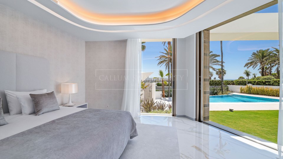 Marbella Est, Villa de luxe en bord de mer à Los Monteros Playa.
