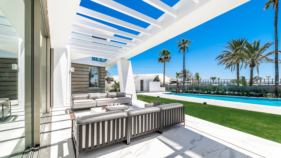 Marbella Est, Villa de luxe en bord de mer à Los Monteros Playa.