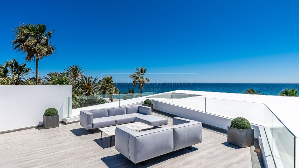 Marbella Est, Villa de luxe en bord de mer à Los Monteros Playa.