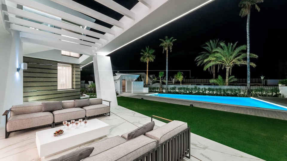 Marbella Est, Villa de luxe en bord de mer à Los Monteros Playa.
