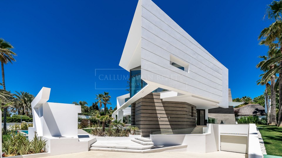 Marbella Est, Villa de luxe en bord de mer à Los Monteros Playa.