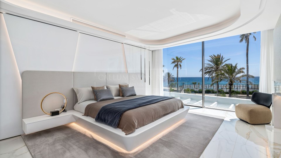 Marbella Est, Villa de luxe en bord de mer à Los Monteros Playa.