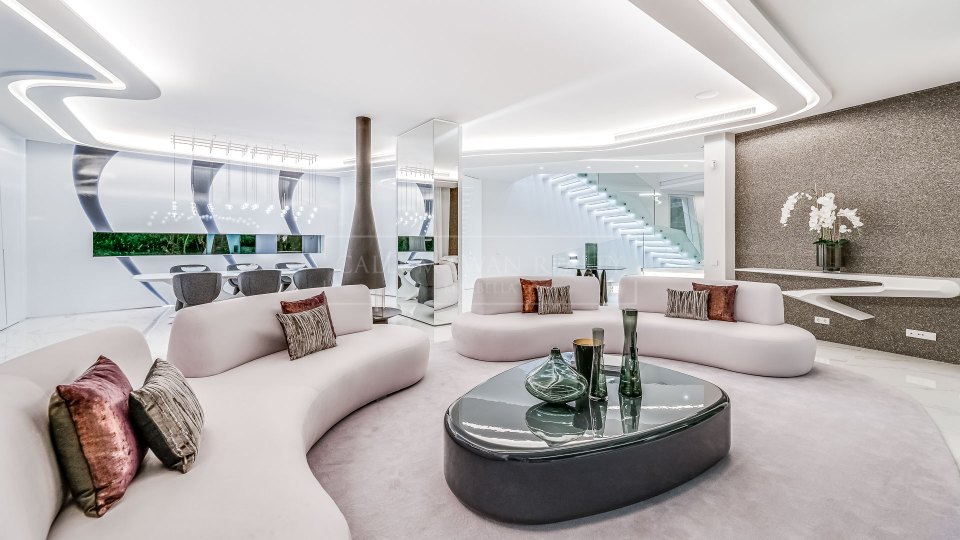 Marbella Est, Villa de luxe en bord de mer à Los Monteros Playa.