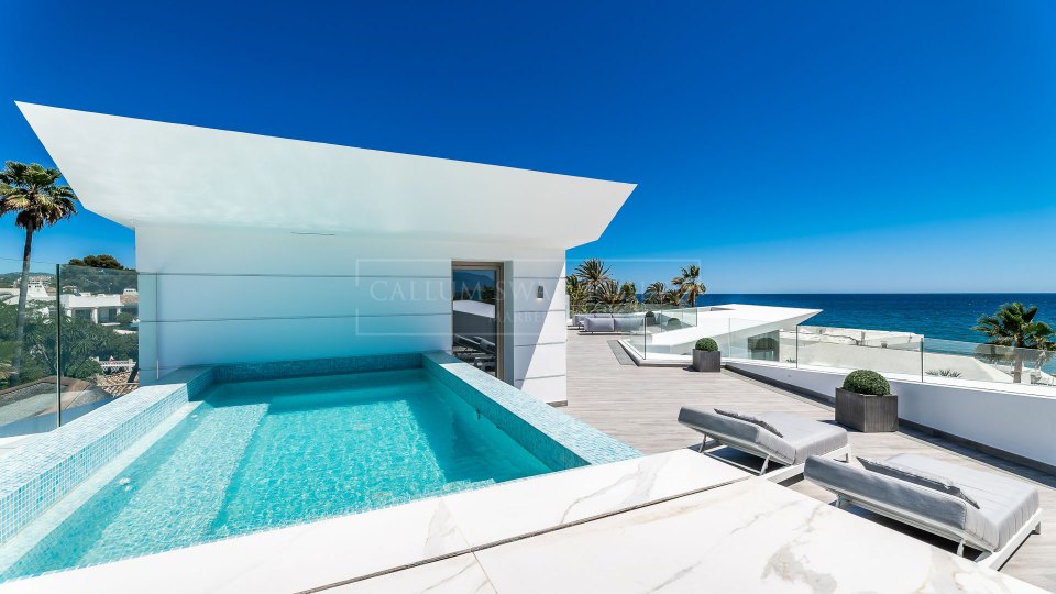 Marbella Est, Villa de luxe en bord de mer à Los Monteros Playa.