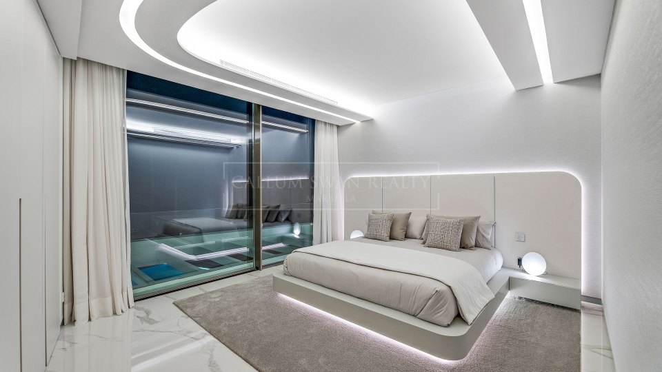 Marbella Est, Villa de luxe en bord de mer à Los Monteros Playa.