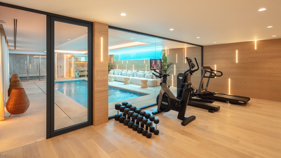 Marbella Golden Mile, Luxury villa in Sierra Blanca with indoor pool and sea views