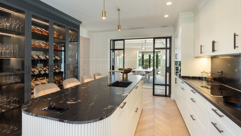 Marbella Golden Mile, Luxury villa in Sierra Blanca with indoor pool and sea views