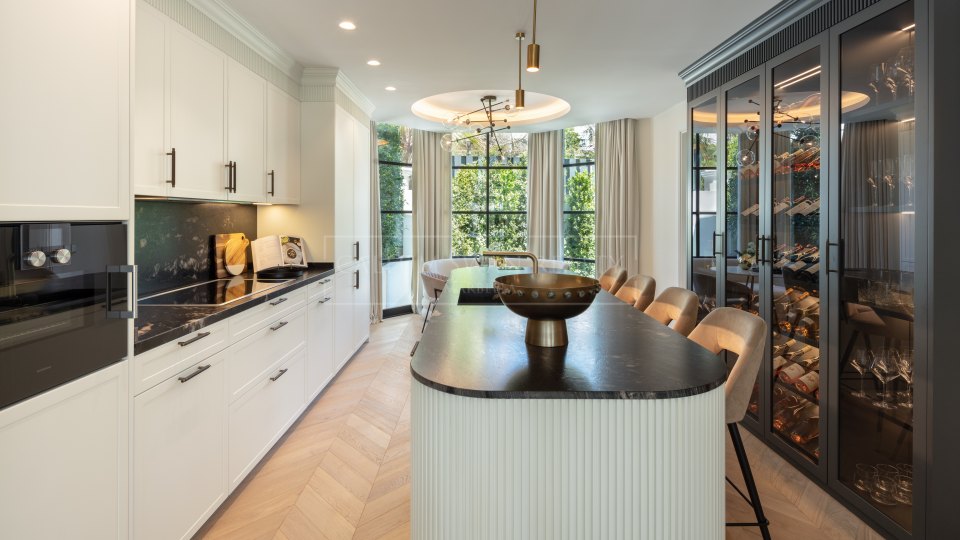 Marbella Golden Mile, Luxury villa in Sierra Blanca with indoor pool and sea views