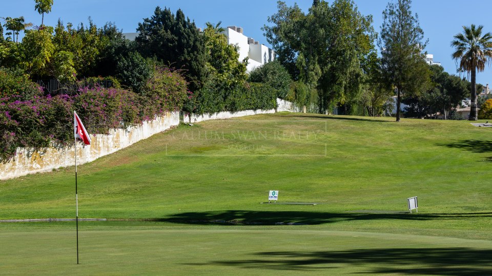 San Pedro de Alcantara, Villa familiar en primera línea de golf en venta en Guadalmina Alta