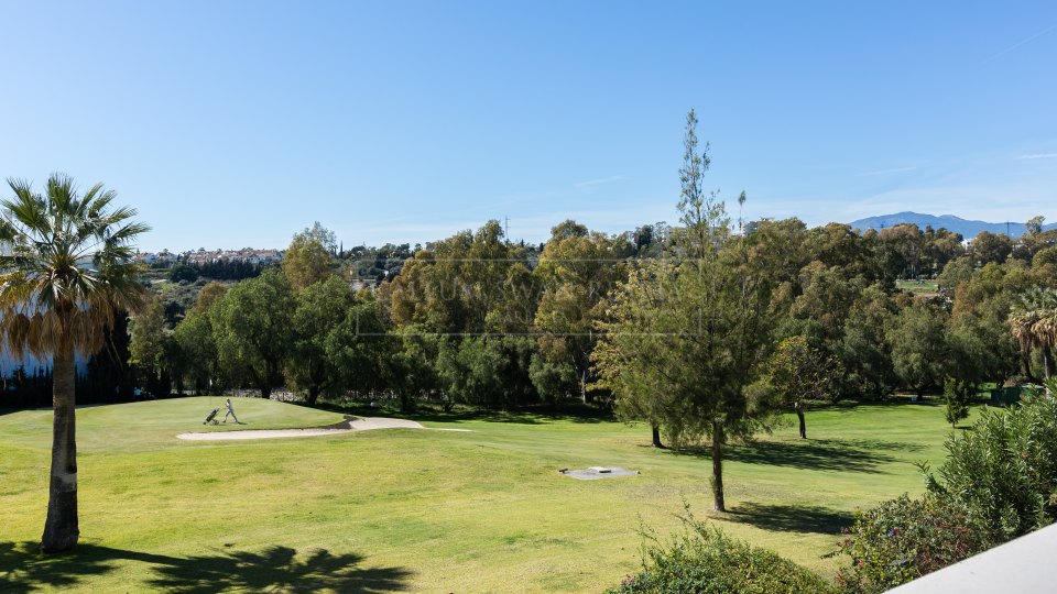 San Pedro de Alcantara, Villa familiar en primera línea de golf en venta en Guadalmina Alta
