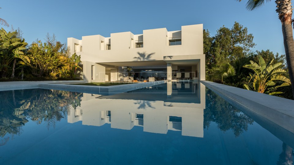 San Pedro de Alcantara, Villa familiar en primera línea de golf en venta en Guadalmina Alta