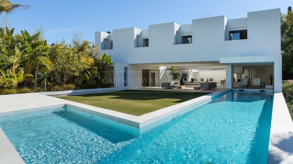 San Pedro de Alcantara, Villa familiar en primera línea de golf en venta en Guadalmina Alta