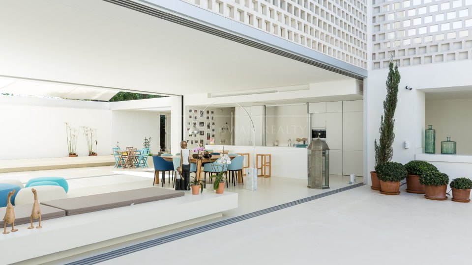 San Pedro de Alcantara, Villa familiar en primera línea de golf en venta en Guadalmina Alta