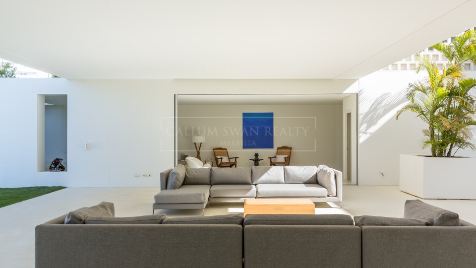 San Pedro de Alcantara, Villa familiar en primera línea de golf en venta en Guadalmina Alta