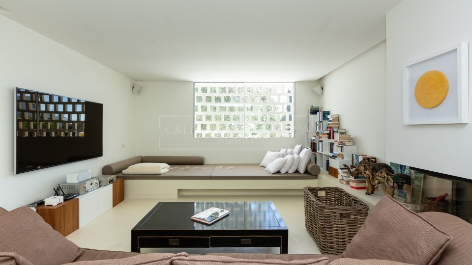 San Pedro de Alcantara, Villa familiar en primera línea de golf en venta en Guadalmina Alta