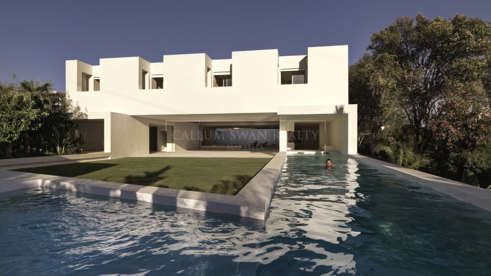 San Pedro de Alcantara, Villa familiar en primera línea de golf en venta en Guadalmina Alta