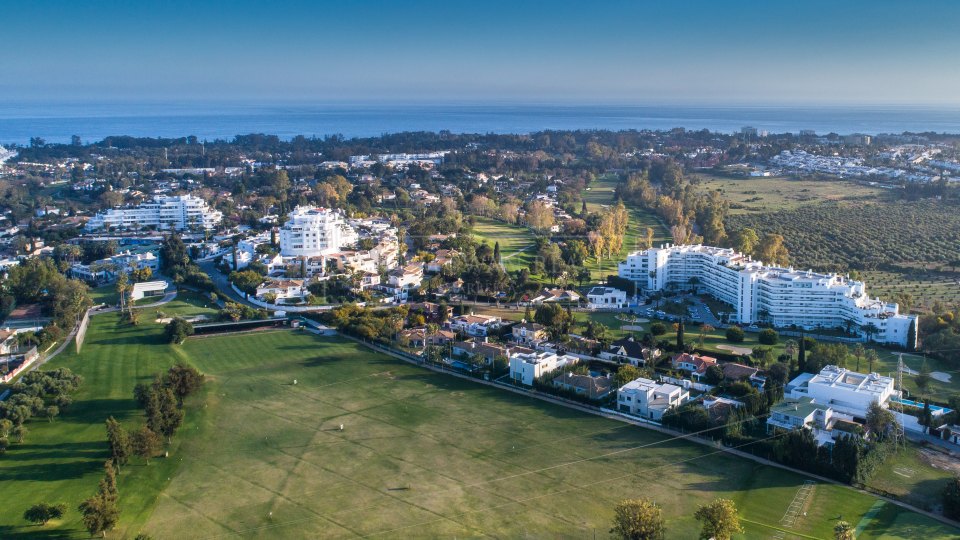 San Pedro de Alcantara, Villa familiar en primera línea de golf en venta en Guadalmina Alta