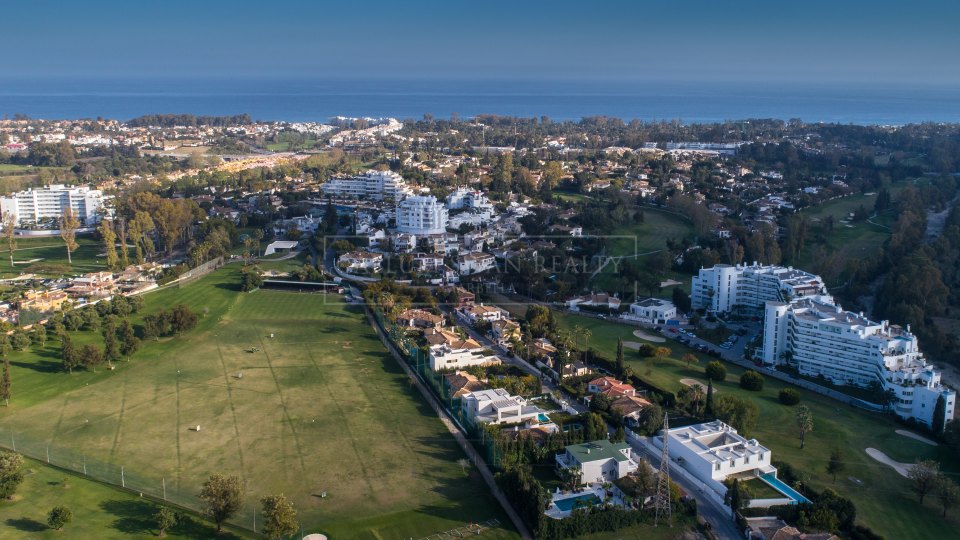 San Pedro de Alcantara, Villa familiar en primera línea de golf en venta en Guadalmina Alta