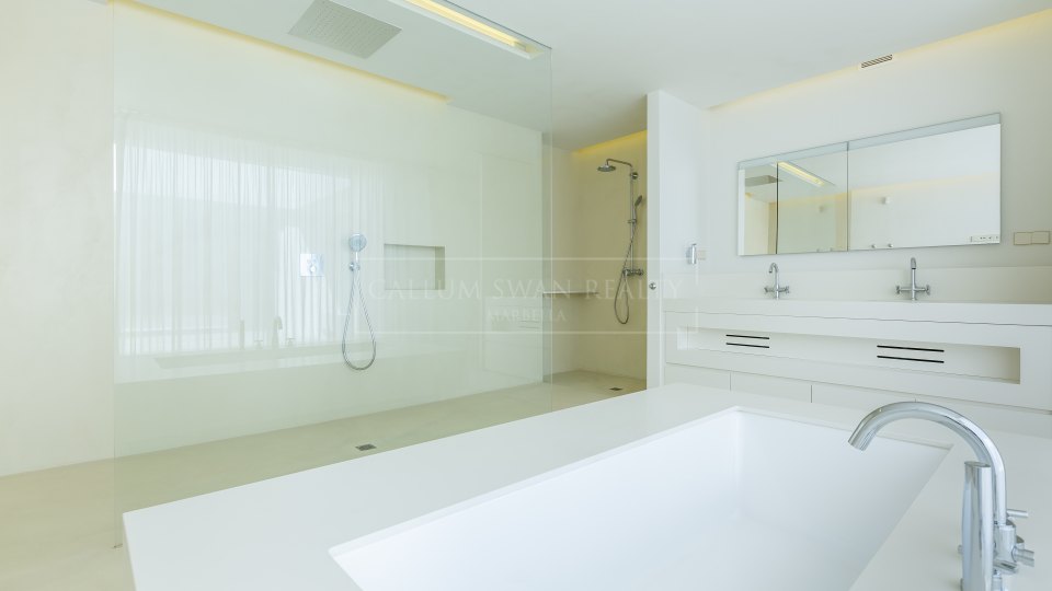 San Pedro de Alcantara, Villa familiar en primera línea de golf en venta en Guadalmina Alta
